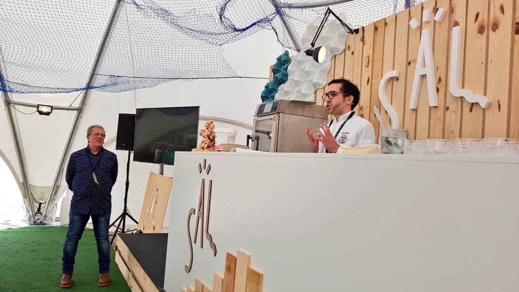 laALACENARoja's tweet photo. Taller de @manu_garea sobre #repostería #tradicional de #Galicia, específicamente de #melindres del @Concello_Melide
#FestivalSAL
#SaboresAtlánticos #gastronomia #Coruna #Galicia @CorunaTurismo @corunacocina https://t.co/xYOS6Sr7hf