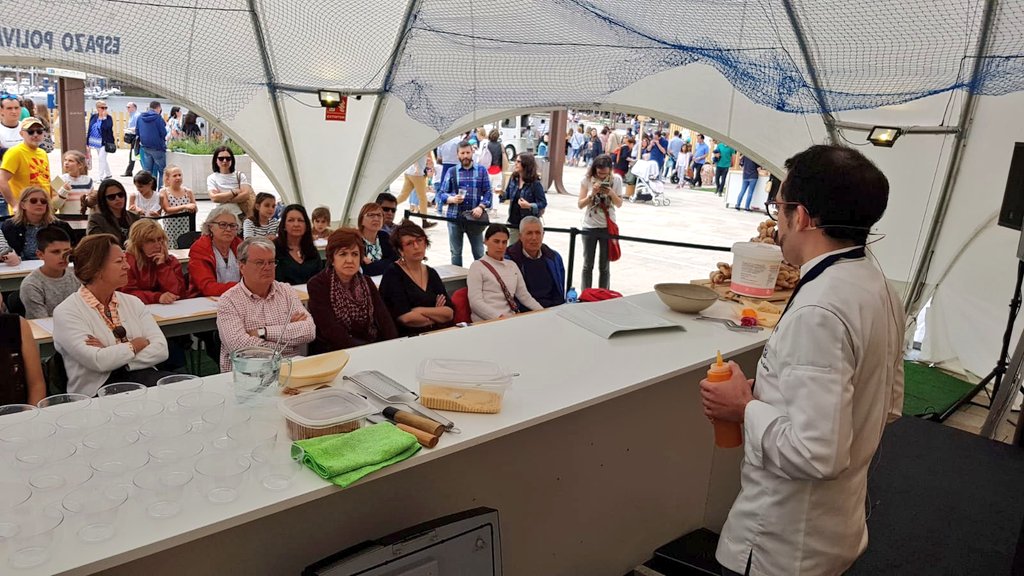 laALACENARoja's tweet photo. Taller de @manu_garea sobre #repostería #tradicional de #Galicia, específicamente de #melindres del @Concello_Melide
#FestivalSAL
#SaboresAtlánticos #gastronomia #Coruna #Galicia @CorunaTurismo @corunacocina https://t.co/xYOS6Sr7hf
