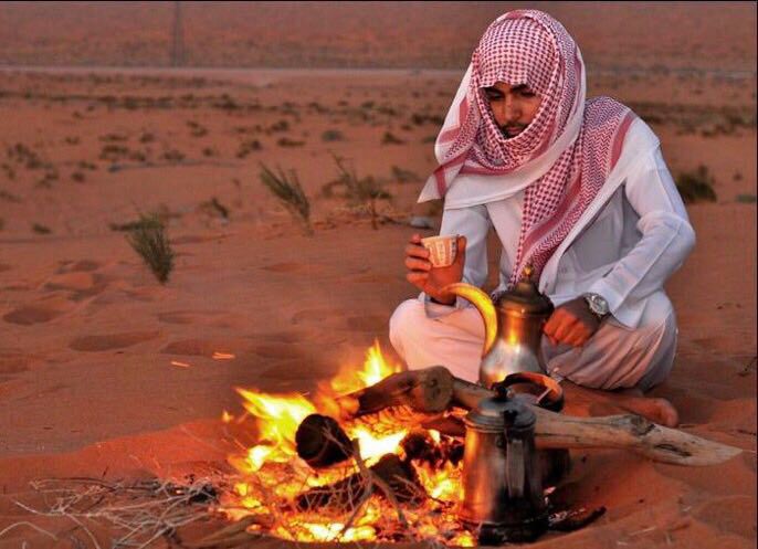 بشرب من الدله ولو كلها سم ماهزفنجالك ولاقول كافي 
مادام من يمناك وتقول سم باسم الله اشرب 
كل َّسمَګ عٌوِأّفِّيِّ 😍💕