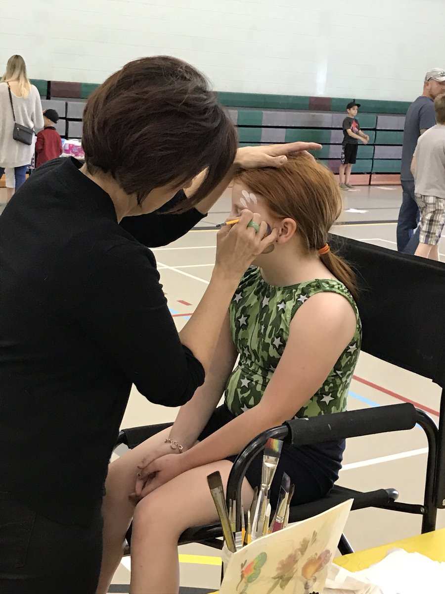 ReprtrPatHealey's tweet image. Cierra Ashley gets some face painting done at Maple Ridge fun fair in Lantz #EastHants @trashbug