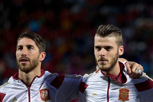 FutballTweets's tweet photo. BREAKING: Nine doctors have confirmed David De Gea suffered a concussion after Sergio Ramos squeezed his shoulder too hard before kickoff. https://t.co/XP40HEdFd2