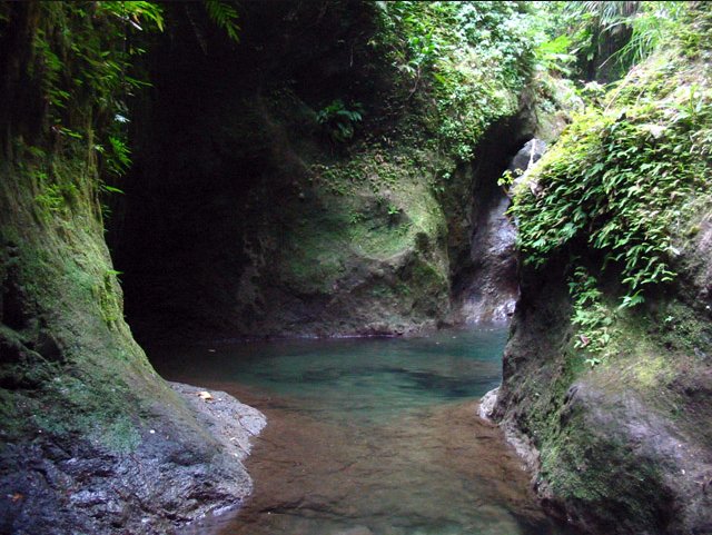 Sinon pour monsieur et madame tout le monde, il y a possibilité de remonter la rivière jusqu'aux bassins et à la dernière grande cascade. (jusqu'à la grande cascade c'est 3h de marche je crois)