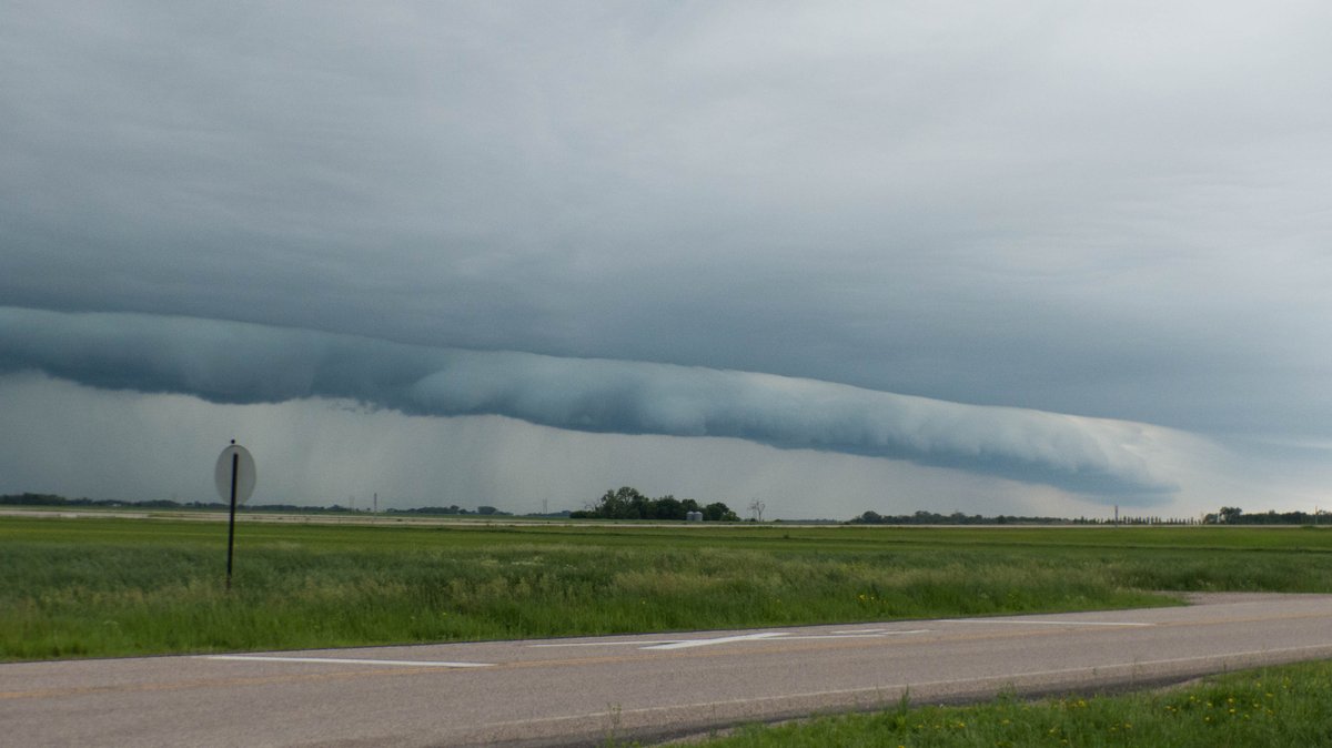 ctisom's tweet image. The start to #FathersDayWeekend.
15-minute time-span.
#storms
#NorthDakota
#StormSeason
#weather