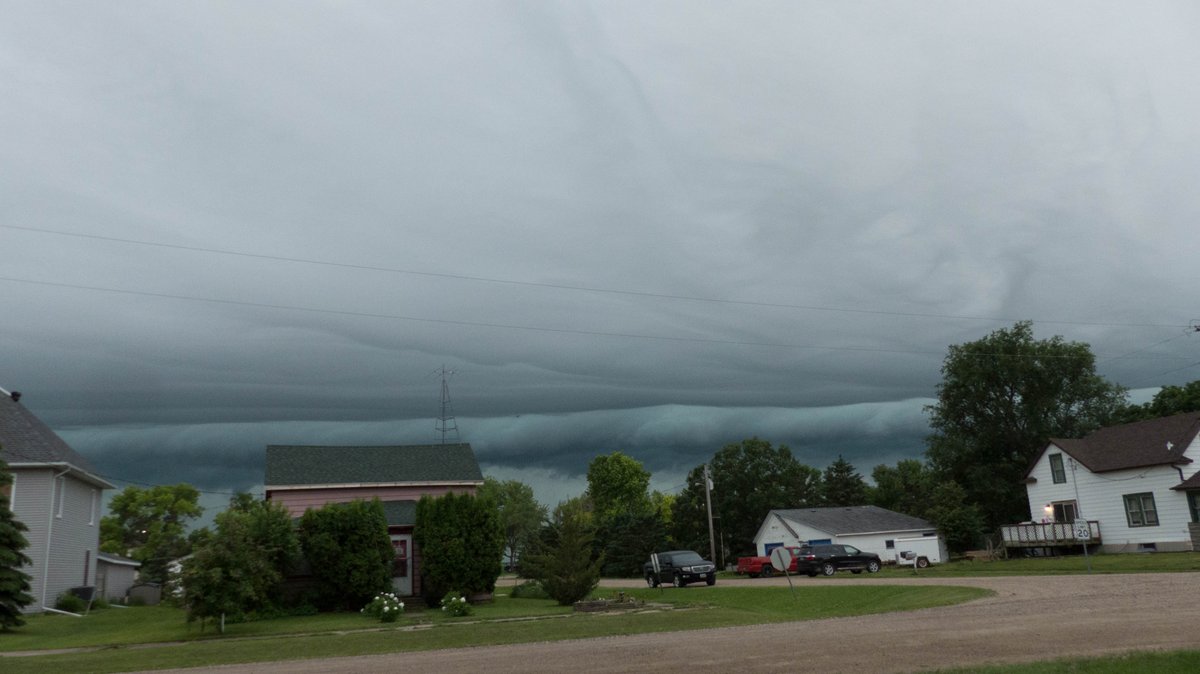 ctisom's tweet image. The start to #FathersDayWeekend.
15-minute time-span.
#storms
#NorthDakota
#StormSeason
#weather