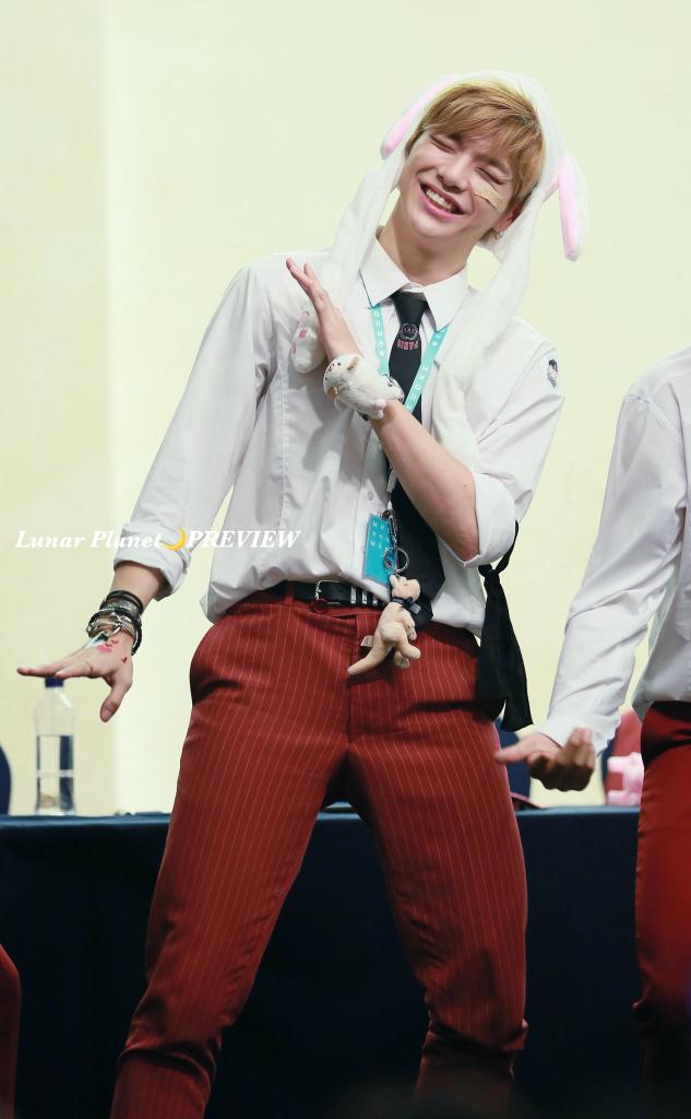 Hershey_Danity's tweet photo. 강다니엘 is the living breathing example of a manga leading man character with perfect physicals, only he wasn't rude,he was pure & kind and just plain Choding who thinks hes not cute😂
#OneYearOneThrone
#강다니엘 #워너원 #스탠포드팬싸
#Kangdaniel #WANNAONE https://t.co/6SclOqS3OV