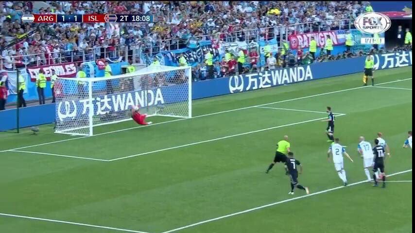 ميسي :
- اضاع نهائي كوبا امريكا 2008 من بلنتي 
- خرج من دور المجموعات بكأس العالم 2014
- اضاع نهائي كأس العالم 2014 من بلنتي 
- اضاع نهائي كوبا امريكا 2016 من بلنتي 
- الان يضيع الفوز بكأس العالم 2018 من بلنتي

كل هذا تسبب بخسارة الارجنتين ثم يجيك واحد يقول ميسي و 10 خشبات !!!