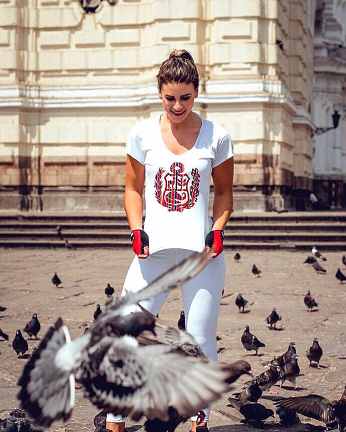 macarenav25's tweet photo. Vamos peru 🇵🇪🇵🇪🇵🇪 hoy la victoria es nuestra! ⚽️ a dejar todo en la cancha! Hoy gritamos golllllllllll A ser todos un solo ❤️ #peruteamo #arribaperu #justme #peruviangirl https://t.co/EWXEUtynnw