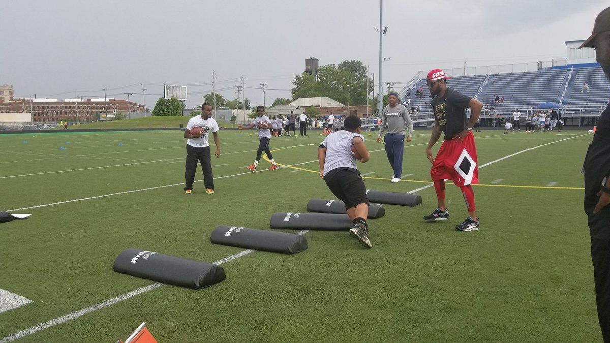 clevelandmuny's tweet photo. @nwash85 giving instructions at the @CecilShortsIII youth football camp #nfl #cmfl2018 #community https://t.co/s9wOJbamat