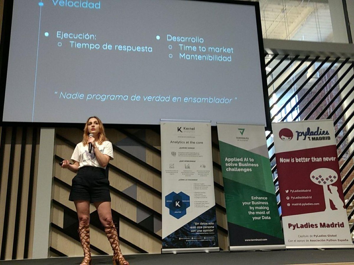 python_alc's tweet photo. Jimena Escobar desmontando mitos sobre #Python 🐍 en backend en la #FiestaPyLadies 💪 @PyLadiesMadrid 🎊 https://t.co/xgP9gDieVE
