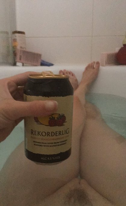Bath time and cider 🧡❤️ https://t.co/C64kwppjlt<a href="/tag/latex"class="tags"><span>#latex</span></a>