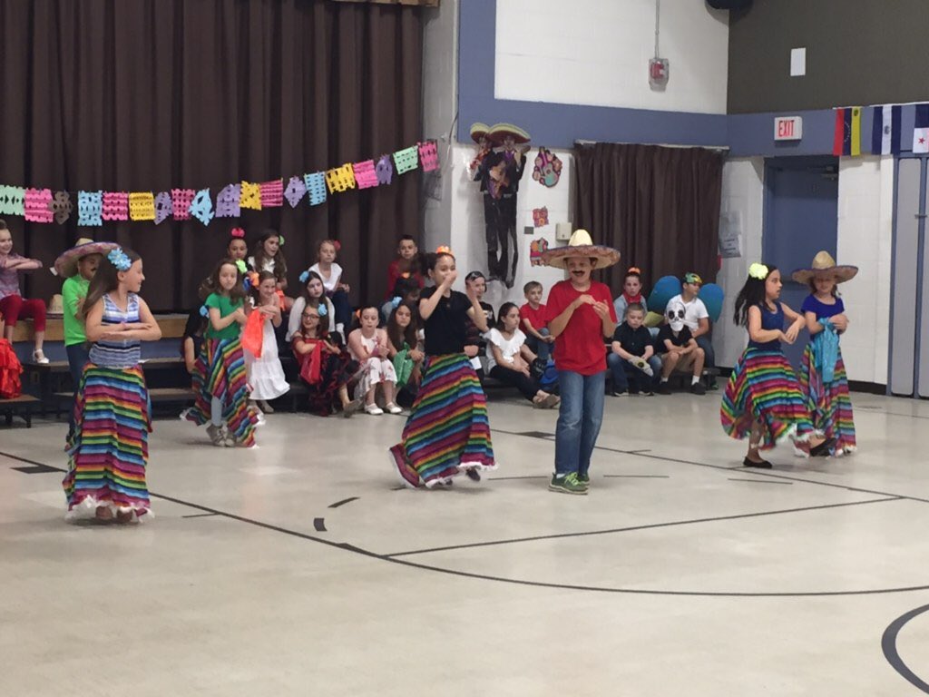 TRSchoolWTSD's tweet photo. A Little Piece of Espanol! #wtsdpride #TogetheR https://t.co/PnlnWRfyBH
