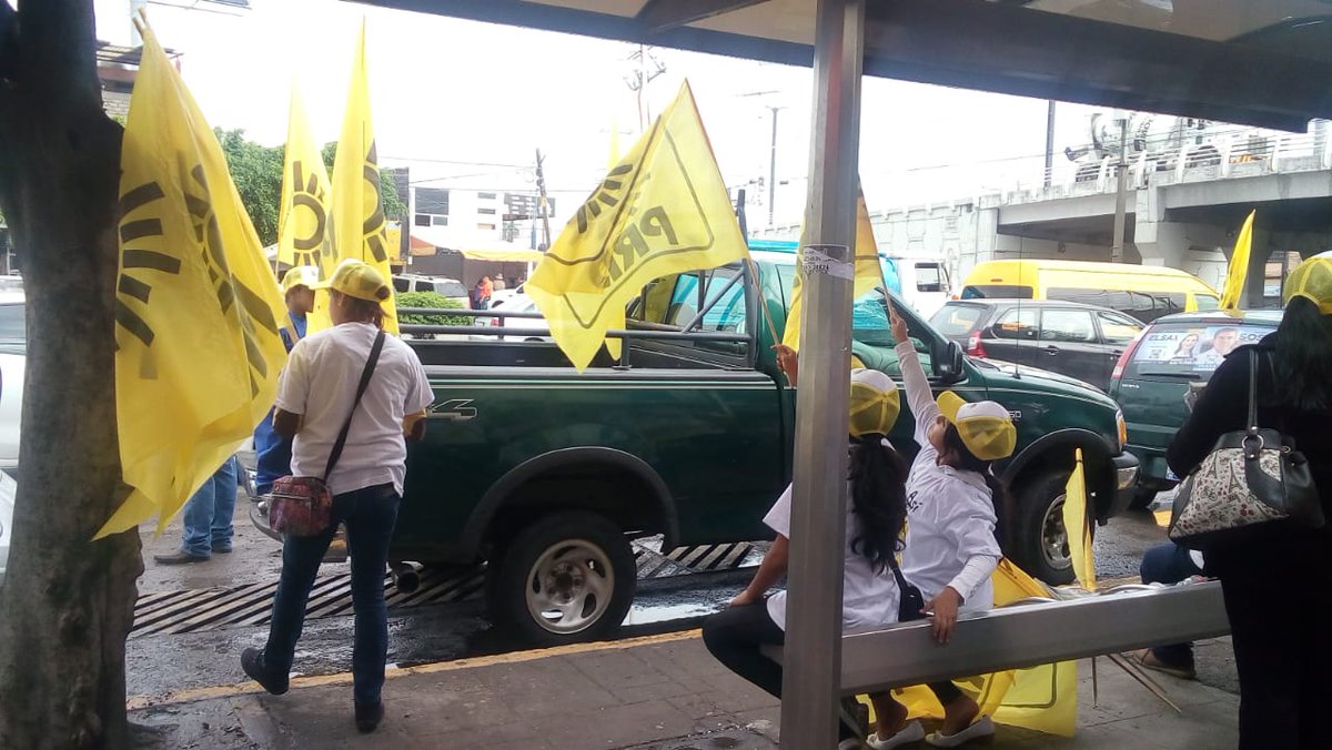 QroPrd's tweet photo. #PRDalFrente estamos en el puente de Balavanera #Corregidora dando a conocer las propuestas de nuestros candidatos y candjdata @RobertSosaP, @ElsaAMendezB, @makugo y @RicardoAnayaC https://t.co/Yo1xsHR40z