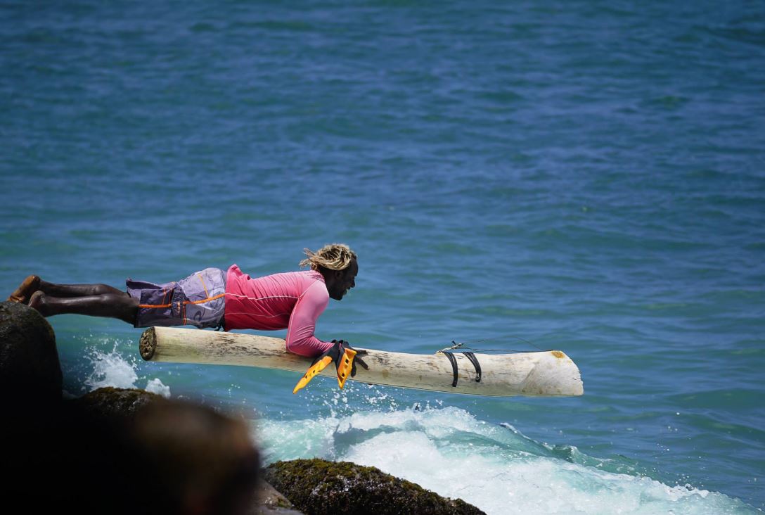 N°19; Vous pourrez pratiquer du "bois flo" le "surf" traditionnel Martiniquais (et détrompez vous c'est dur de rester à l'endroit sur ça )