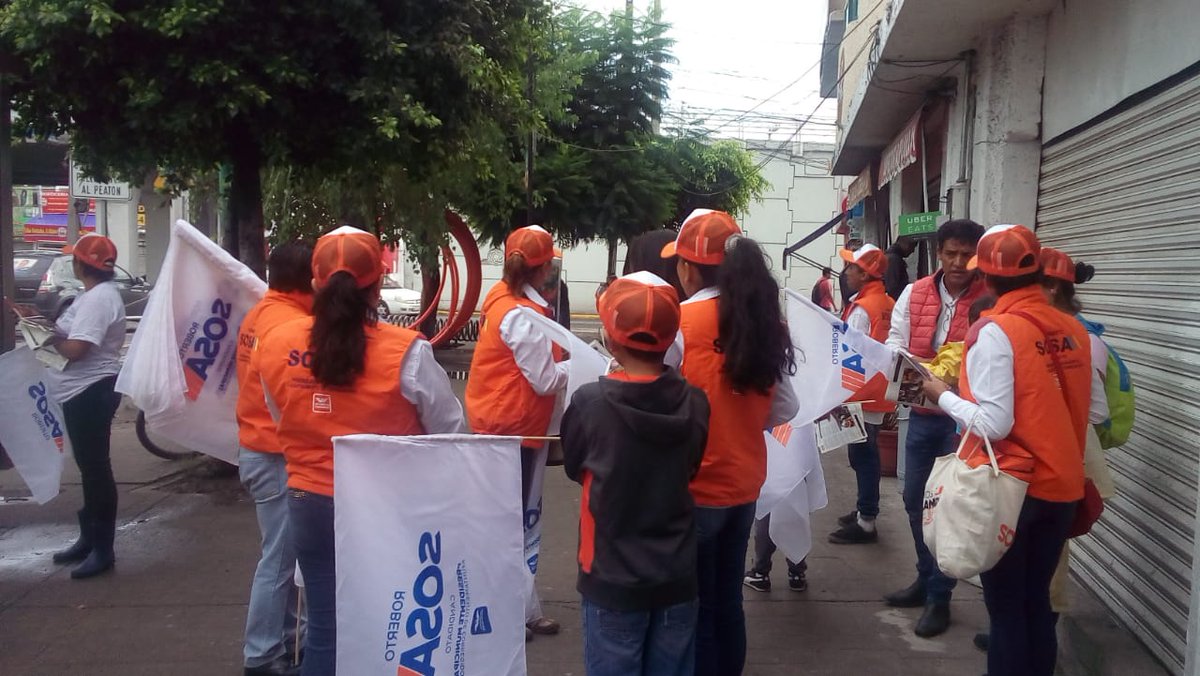 QroPrd's tweet photo. #PRDalFrente estamos en el puente de Balavanera #Corregidora dando a conocer las propuestas de nuestros candidatos y candjdata @RobertSosaP, @ElsaAMendezB, @makugo y @RicardoAnayaC https://t.co/Yo1xsHR40z