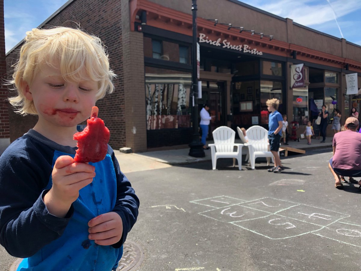 Kris_W_Carter's tweet photo. Perfect day for a pre-lunch popsicle on #OpenBirch ⁦@RosMainStreet⁩ with ⁦@WildPops⁩. Next stop Farmers Market. https://t.co/zIftCKOlIo