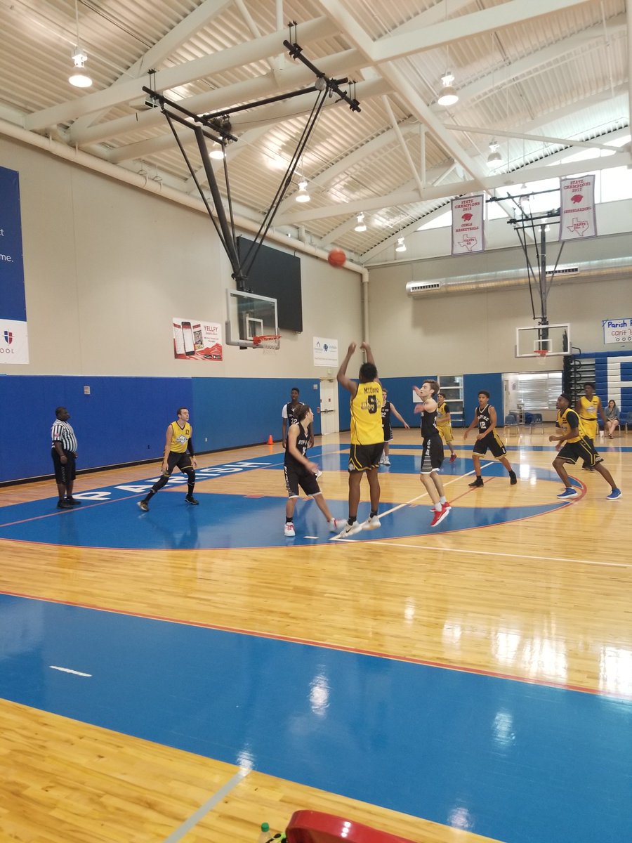 Boys are out here competing this morning!! Every game so far has been within single digits #JuneShowcase <a href="/BMMbasketball/">BasketballMeansMore</a> <a href="/Ani_Umana/">Ani Umana</a> <a href="/DJH5Report/">InsideThePlex</a> <a href="/TheTB5Reports/">TheTB5Reports</a>