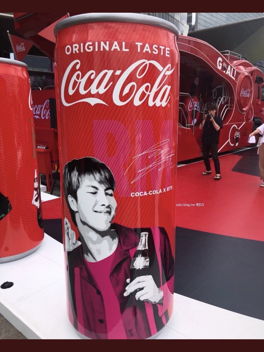 kimnamjoonvmin's tweet photo. I love cola but won’t even open it. want 1000 of them and just keep them as decoration @BTS_twt @yas_derouiche #5theFlowerPathWithBTS #BTSinKOREA https://t.co/00tgLUgTO1