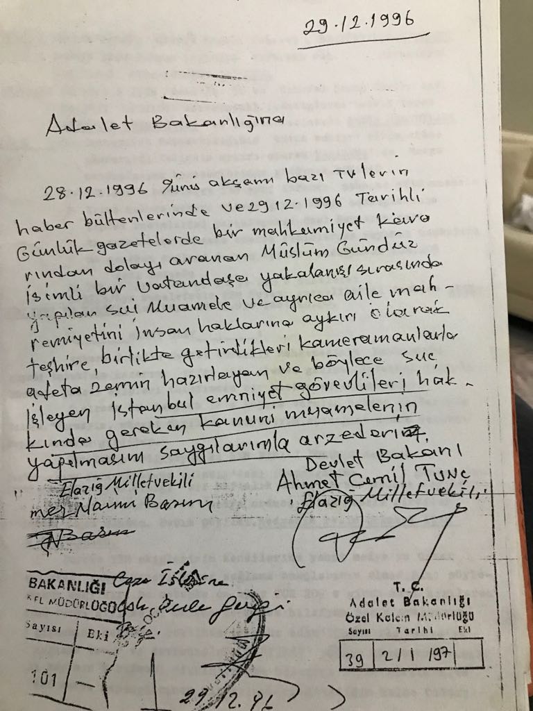 muslimgunduz's tweet photo. Hemşehrilerim Naim Barım ve Ahmet Cemil Tunç beylere teşekkürlerimi arz ediyorum. 28 aralık 1996 günü devlet eliyle maruz kaldığım haksızlığı adalet bakanlığına bir dilekçe ile bildirmişlerdir. Malesef adalet bakanlığı bu dilekçeye cevap vermemiştir. 
Cevabı biz şimdi bekliyoruz https://t.co/R4ZFngW4pi