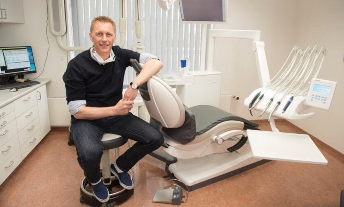 DT de Islandia. Es Odontologo y no cobra por dirigir a su selección. 👏