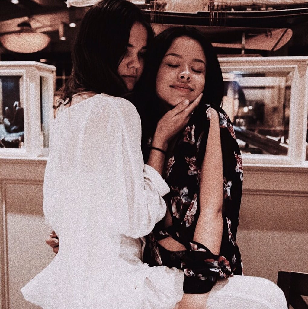 @𝐐𝐮𝐞𝐞𝐧𝐑𝐞𝐢𝐧𝐚 posted on their story! 

         “you think i'm crazy? you should see me with my bestfriend.”