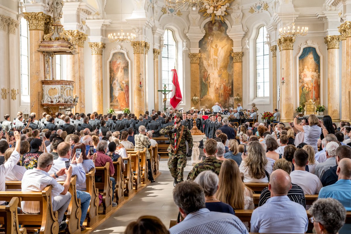 DianaGutjahr1's tweet photo. Im Namen der Schweiz 🇨🇭gratuliere ich den 82 jungen Damen und Herren herzlich zur Beförderung zum Wachtmeister. Euer Einsatz für die Sicherheit unseres Landes #MiniHeimat ist äusserst lobenswert &amp; vorbildlich! Beförderungsfeier der Ik UOS 61 - Gruppenfoto Thurgauer Delegation. https://t.co/NWsEbRDHeP