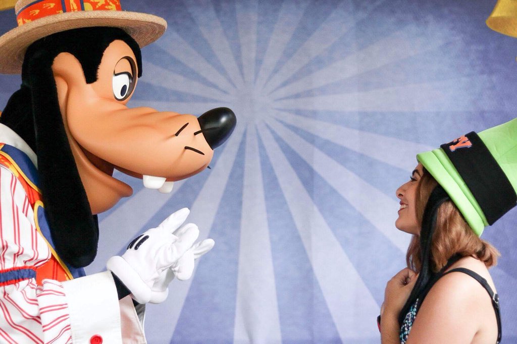 adisneydiary's tweet photo. Goofy made me shed tears tbh 💕 Also shoutout to @ravencastro_ for these photos, she’s a photography queen https://t.co/CxnSTl3gV4