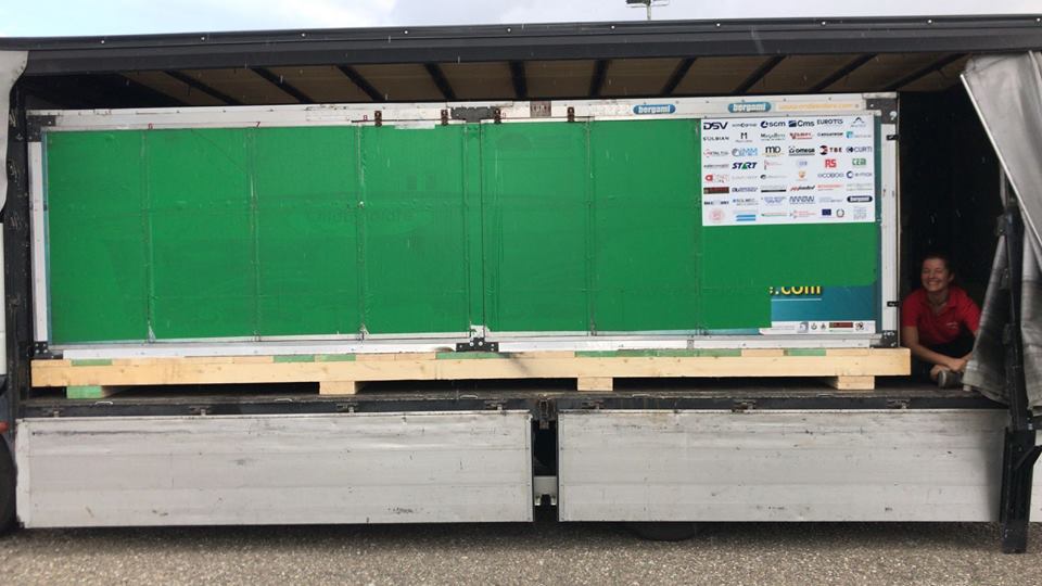 vaielettrico's tweet photo. E' inscatolata l'#autosolare #emilia4 in partenza verso gli #USA dove a luglio correrà al @wsolarchallenge Non perdetevi il video della sua prima prova su strada, in @Emilia naturalmente https://t.co/XOz3EUB46v https://t.co/UaBZPSscUC
