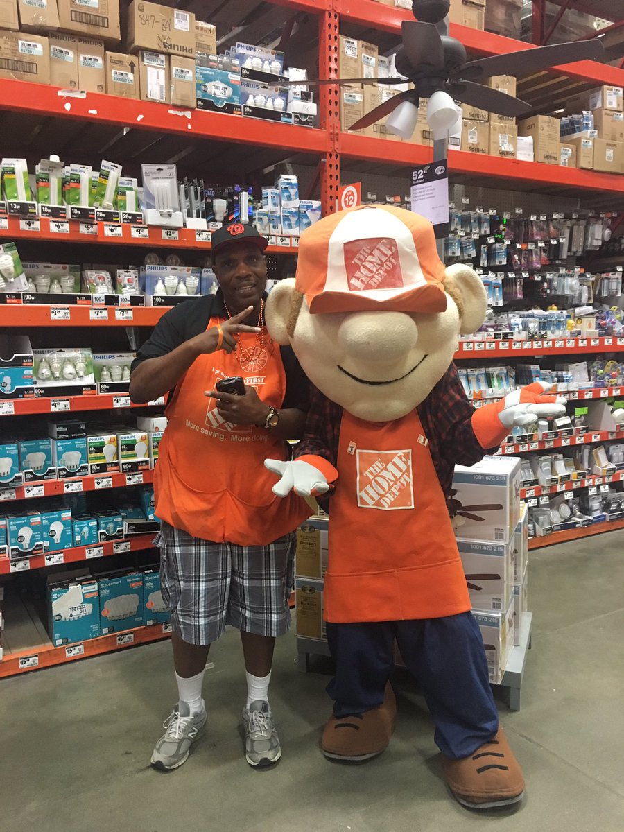 Associates enjoying Orange Blooded Day with Homer! #D201OBD @Leon42415628 <a href="/paulclymer/">Paul Wagner</a> <a href="/JoeZuniga1/">Joe Zuniga</a>