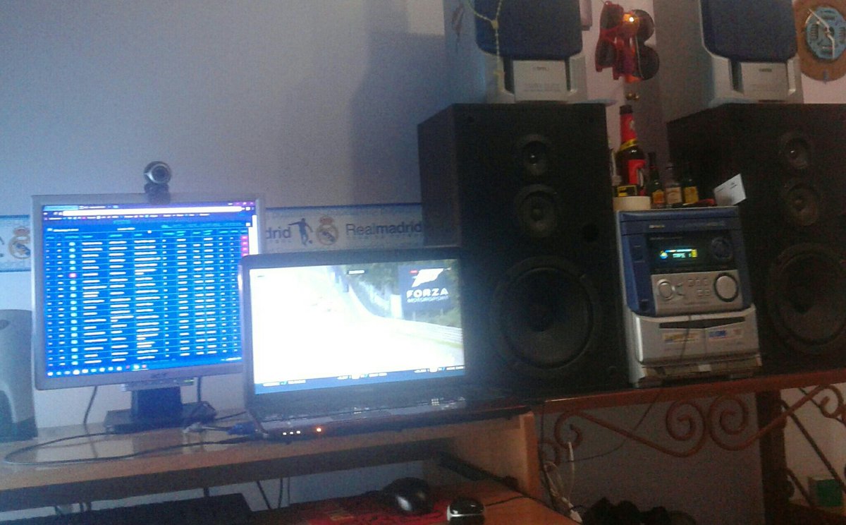 JoseManuelJ15's tweet photo. Así estamos viendo las 24 Horas de Le Mans! Esta noche no se duerme... 😃Por supuesto con buen sonido jejejeje #AlonsoLeMans @Eurosport_ES https://t.co/NDEgYzEp0k