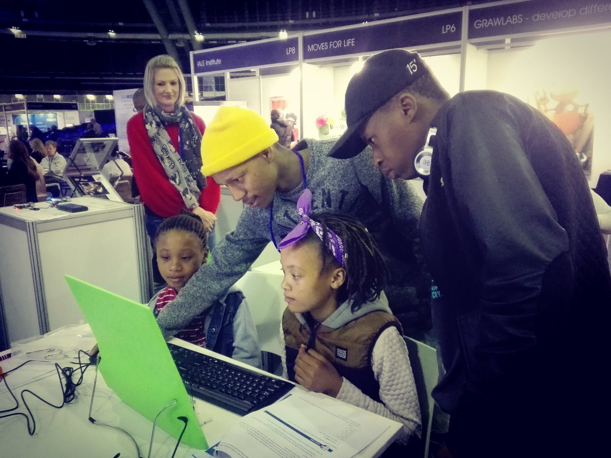 reacoda_'s tweet photo. It's a fun day 2 of the introductory programming workshop using the @GetPiTop: 

The candidates were introduced to basic electronics. They coded a @ThePSF script that blinks an LED and used sonic pi to make some music using #code #EduWeek18 #reacoda #YouthDay2018 https://t.co/O86oV93N4o
