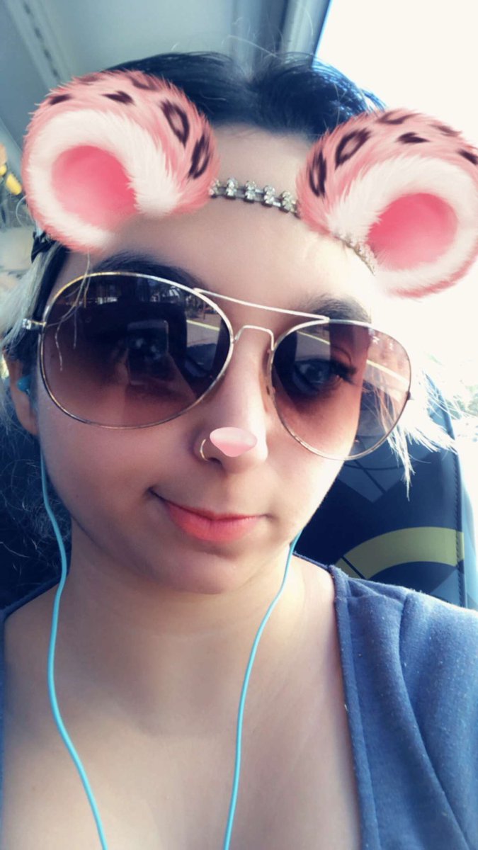 jessiesdiary_'s tweet photo. Bear >< #bear #Snapchats #snapchatgirls #filters #Selfies #blonde #Pink #pinkbear #Sunglasses #piercings #earphone #BLUE #blueearphone https://t.co/bRsKq9SrWF