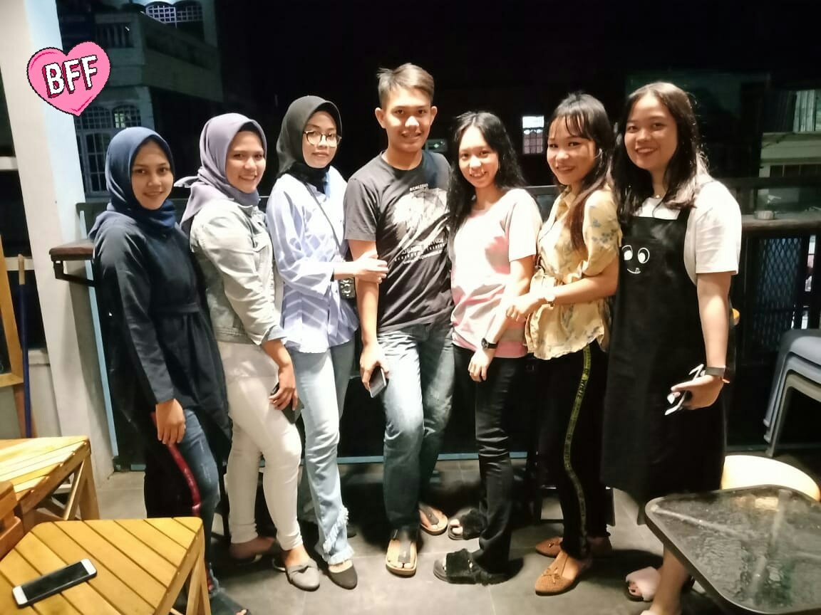 Persahabatan itu susah dijelasin. Kadang berantem, kadang becanda, kadang sedih juga tapi dari semua itu ada maknanya, yaitu;" Kebersamaan"