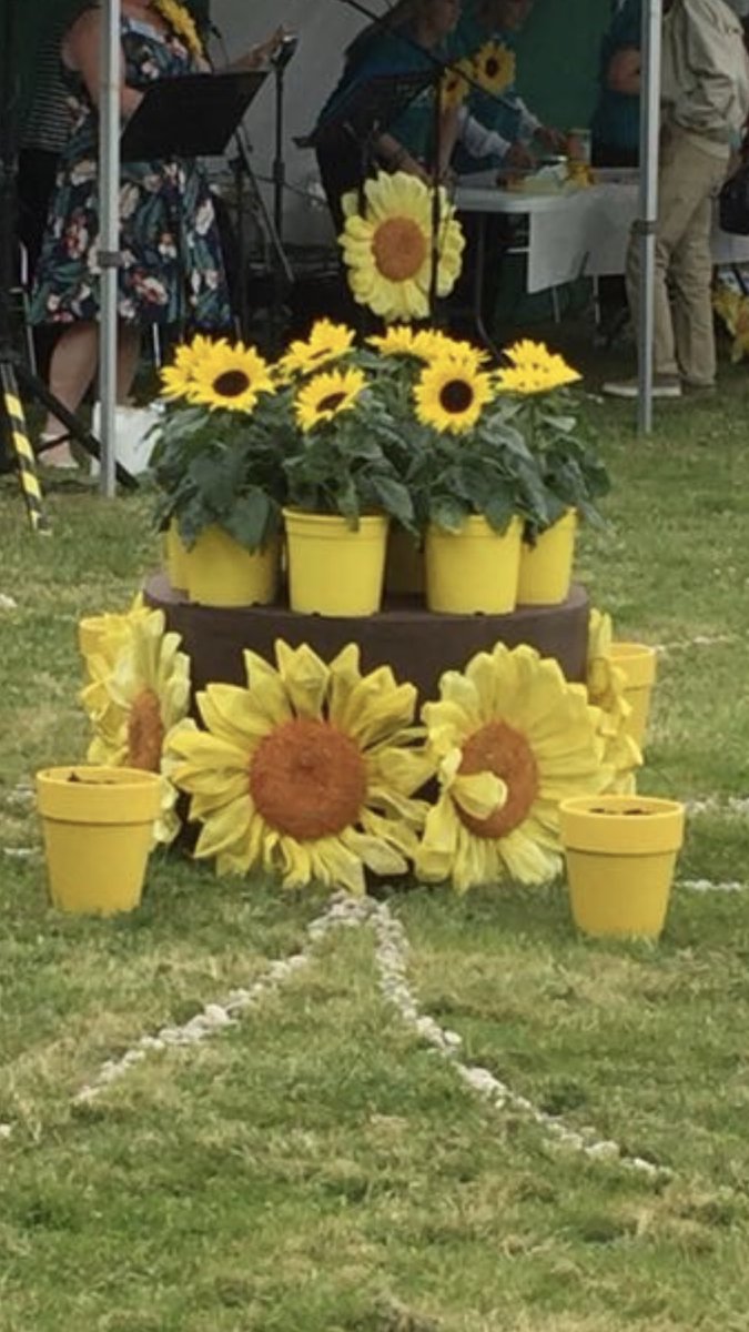 nathcs55's tweet photo. Garden of memories in aid of @IsabelHospice 🌻🌻 #isabelhospice https://t.co/ieFV7DGCPJ