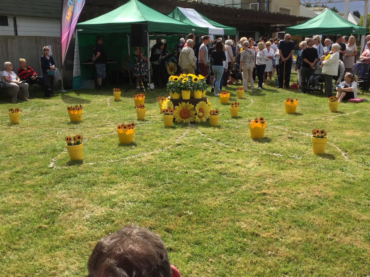 nathcs55's tweet photo. Garden of memories in aid of @IsabelHospice 🌻🌻 #isabelhospice https://t.co/ieFV7DGCPJ