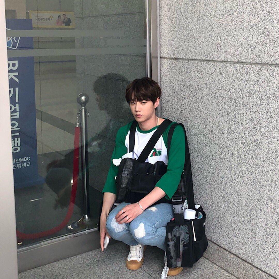 junhaera's tweet photo. Kang Jieun's IG Update

We're looking for a handsome staff like him😏 kkk of course, female customer will likely line up. but what are you doing with the younger staffs' bag kkkk #hairteamsdreamguy #greatfigure #waitingtime #ulzzangstaff #sprayman #ourteamsmaknae https://t.co/N96CNup8DN