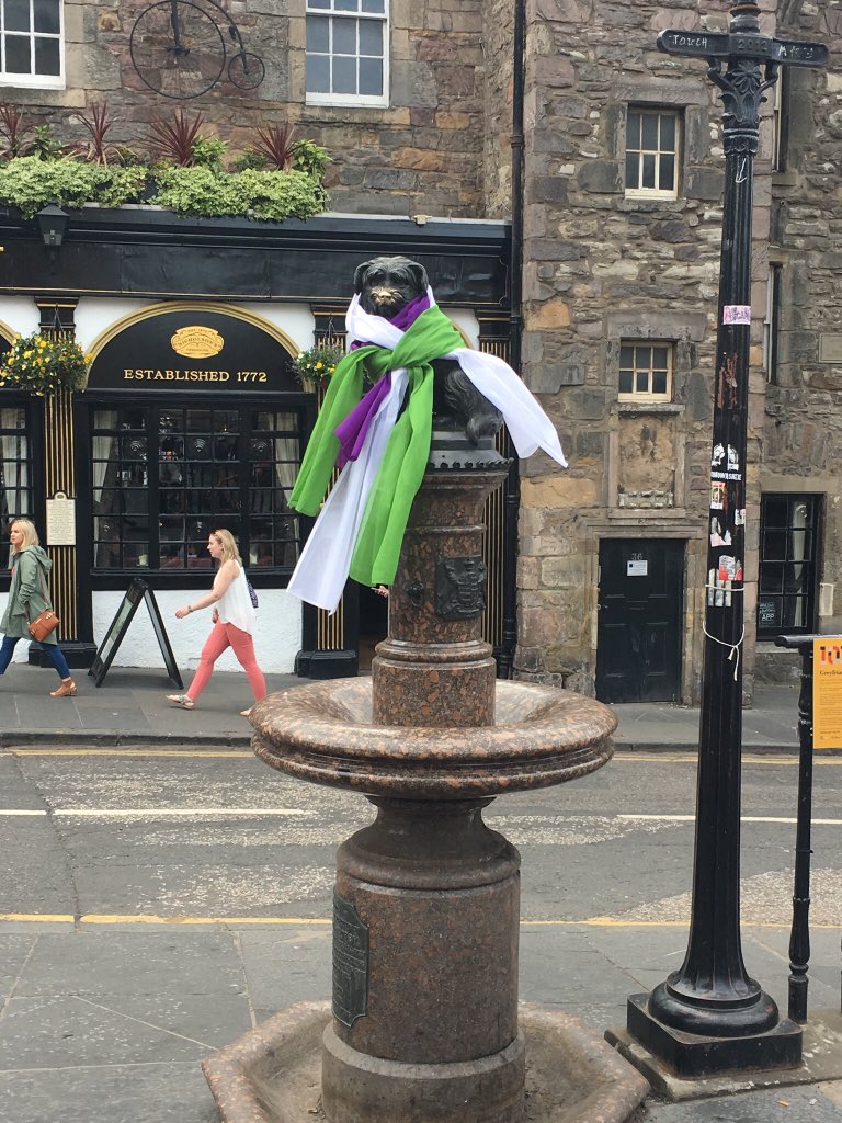 caronmlindsay's tweet photo. Greyfriars Bobby 6 days apart. #PrideEdinburgh2018 #processionsEdn https://t.co/CNiWkOjjVm