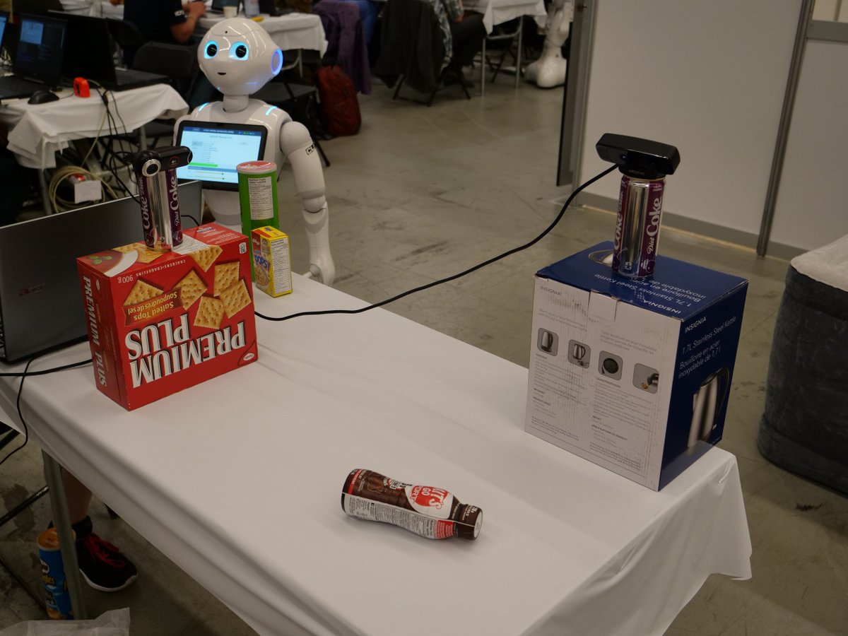 clf_citec's tweet photo. Extremely sophisticated camera setup for learning new objects.
#RoboCup2018 #TeamToBi https://t.co/kHeuki12Je