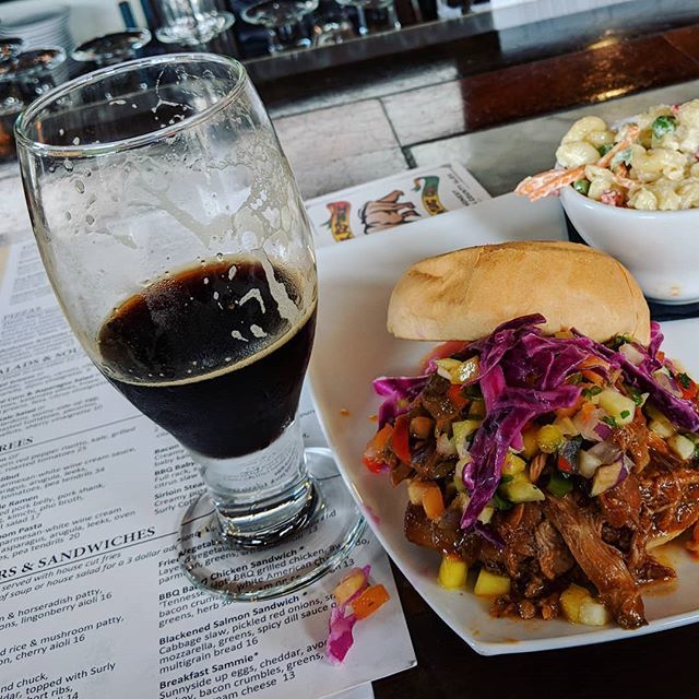 .<a href="/mauibrewingco/">MauiBrewingCo</a> &amp; pulled pork from @thehappygnomemn.
How do you say delicious in Hawaiin? ift.tt/2LW7Qac