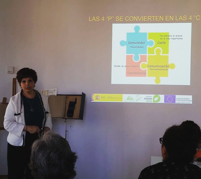 modaenpositivo's tweet photo. Hoy dando el curso de #ecofibra @PModasostenible sobre marketing y comunicación @VidaSana_AVS #planetamoda #modasostenible https://t.co/FSIhXpweeR