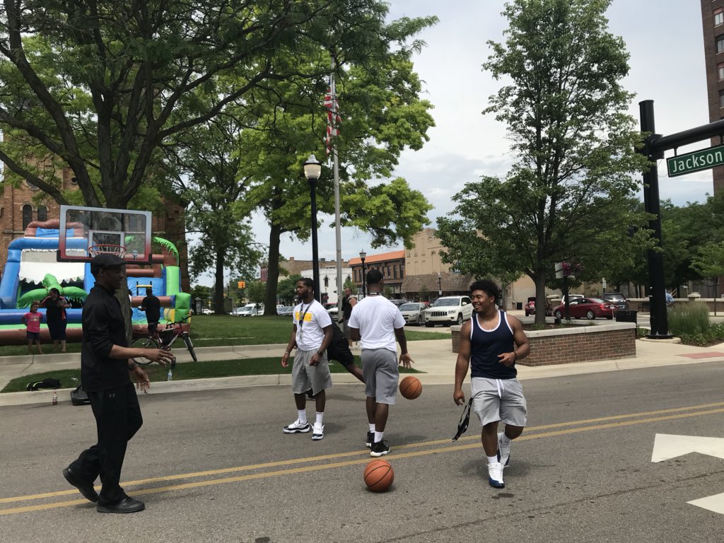 CityOfJacksonMi's tweet photo. Bouncy castles? ✅
Mini golf? ✅
Pick up basketball? ✅
Bubbles? ✅

All this and MORE is happening right now downtown for Juneteenth! Come join in on the family fun! 🎉 https://t.co/f0GCNPNxYI