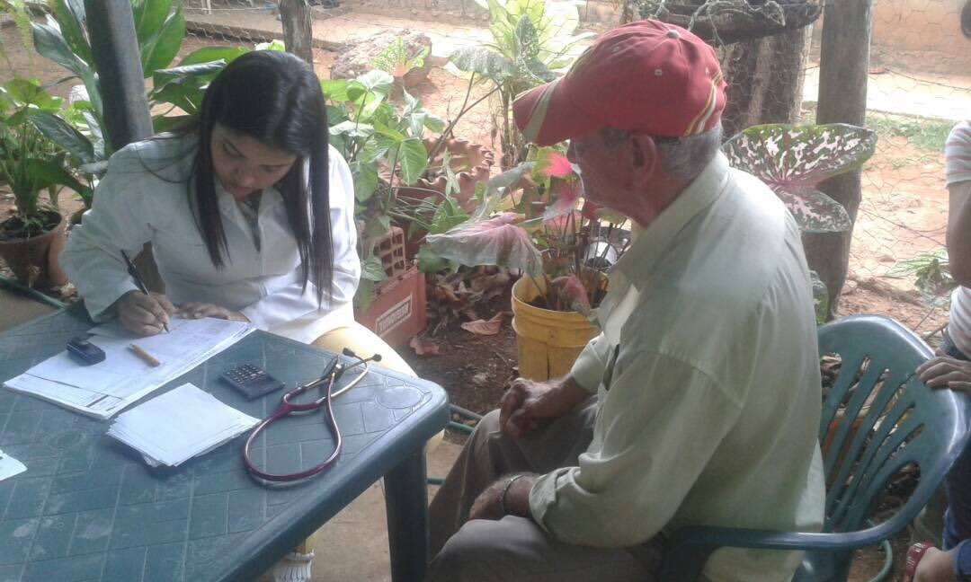 LuisLopezPSUV's tweet photo. GUÁRICO I Habitantes del sector Buen Principio en el municipio El Socorro fueron beneficiados con Jornadas Integrales de Salud. @NicolasMaduro @josemvasquez #RenovaciónDeFuturo https://t.co/VXUedAdU4i