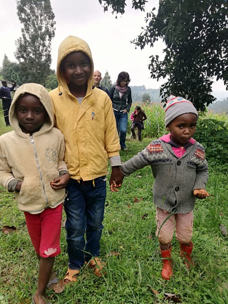 Non hanno abiti firmati ma sono molto più felici di quelli a cui noi abbiamo chiuso i cuori... peccato che non lo sanno!
#migrants #migration #Aquarius #kenya 10.000 orti in #Africa <a href="/SlowFoodHQ/">Slow Food</a>