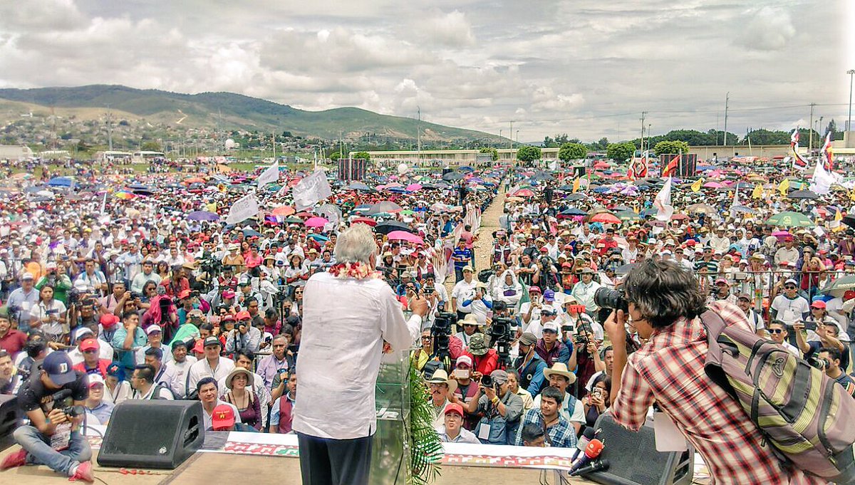 MaestrosConAMLO's tweet photo. #OaxacaConAMLO #VotoMasivoMORENA #AMLOMiPresidente ya sólo faltan 14 días!!! #JuntosHaremosHistoria #AmloEnOaxaca https://t.co/rAO9ftAaM3