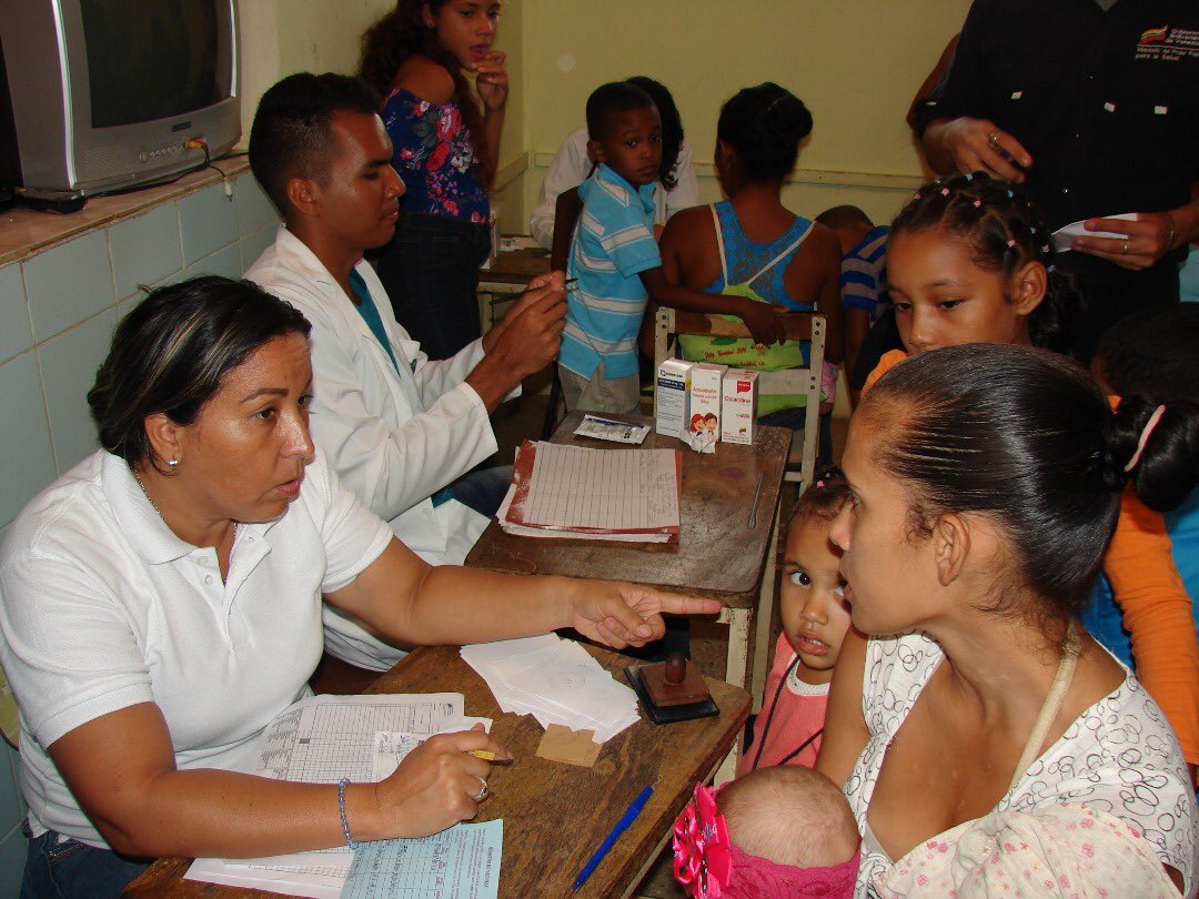 LuisLopezPSUV's tweet photo. GUÁRICO l Gobierno Bolivariano realiza Jornadas Integrales de Salud con servicios de medicina general, odontología, pediatría, vacunación, despistaje  de diabetes, entrega de medicamentos en el municipio Roscio @NicolasMaduro @josemvasquez #RenovaciónDeFuturo https://t.co/QNgv5rCln9