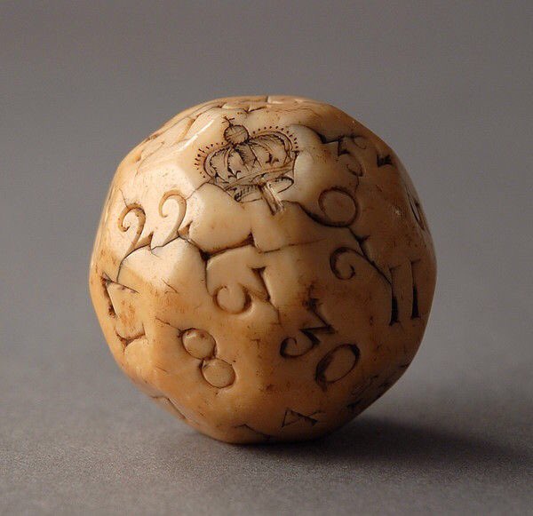 Dados hay muchos, pero con 32 caras como este muy pocos.

Datado en el siglo XVIII, tallado en marfil y utilizado para una especie de lotería. 
#juego #curiosidad