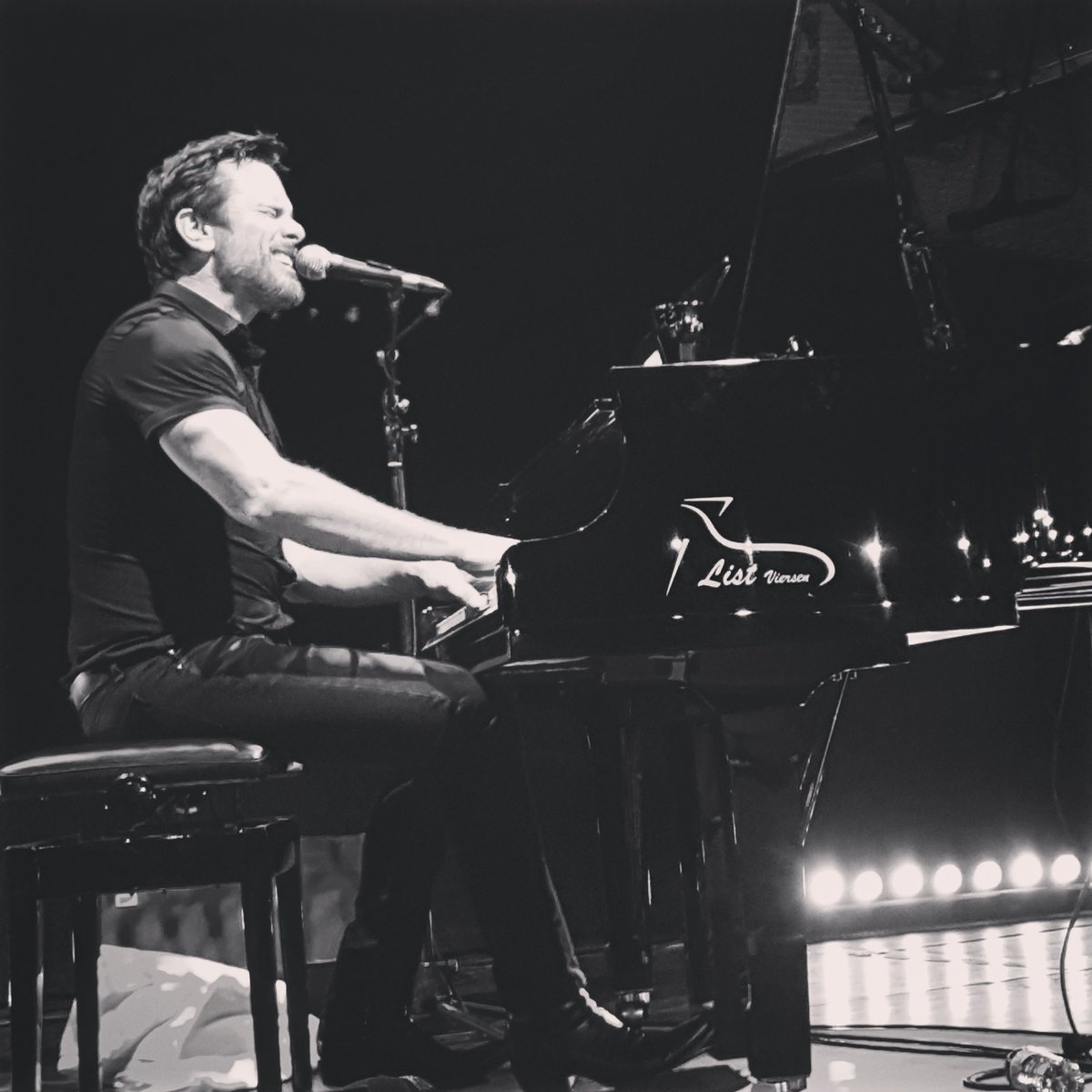 AJheartsCE's tweet photo. Can we just relive the past 3 nights over & over please?! Having major gig blues 😢 @CharlesEsten #DeaconDoesDeutschland #ChipInGermany https://t.co/N67fIzEmLh