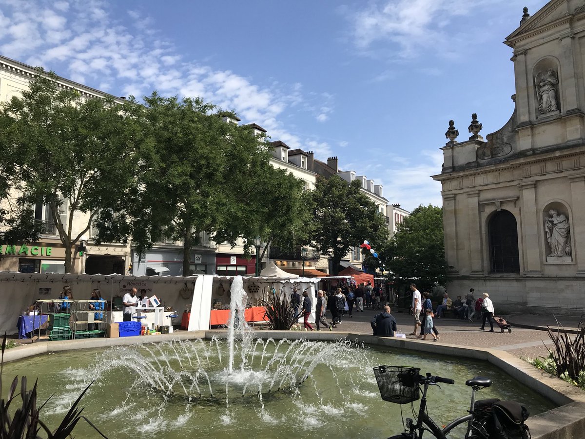 VincentFerat's tweet photo. @villederueil organise le fête des commerces. Des facteurs clés de succès pour fait battre le cœur de rueil : aménagment de l’espace public de qualité, signalétique harmonieuse, des animations, espaces pour enfants et initiatives à encourager : la boutique éphémère. @SCC__City https://t.co/BzKBUFtHFl
