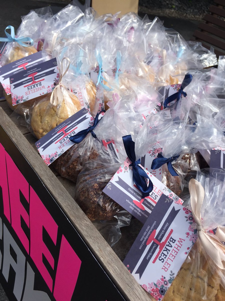 WheelerBakes's tweet photo. Had such a great time selling cookies in the neighbourhood today! Thanks to everyone who came out! #wheelerbakes #cookies #macaroons #homemad https://t.co/6JrA7uIKAX