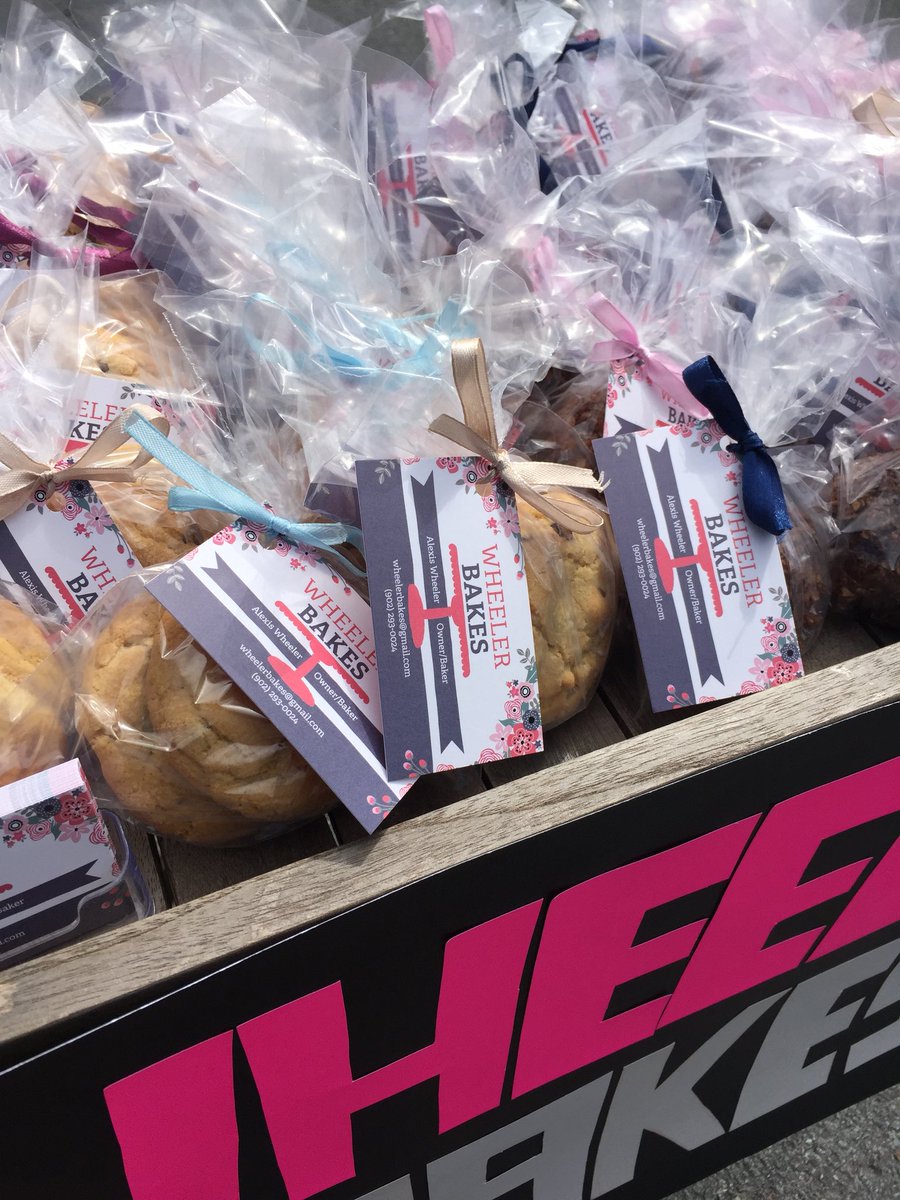 WheelerBakes's tweet photo. Had such a great time selling cookies in the neighbourhood today! Thanks to everyone who came out! #wheelerbakes #cookies #macaroons #homemad https://t.co/6JrA7uIKAX
