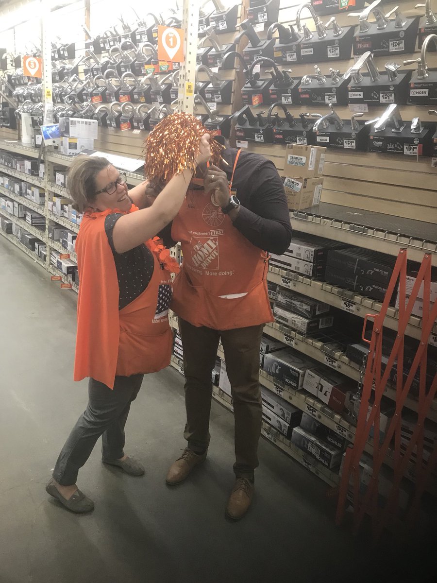 Miss_T_Holland's tweet photo. When the next ASM comes in and it’s like #TAG YOUR IT😂 #NDHOMEDEPOTORANGEBLOODED2018 #LovemyTeam @captenkev @lizawitch67 @DLapshan @SasekMike @Mcgalec99 @Nitonaroola https://t.co/jFY5zUdfiQ